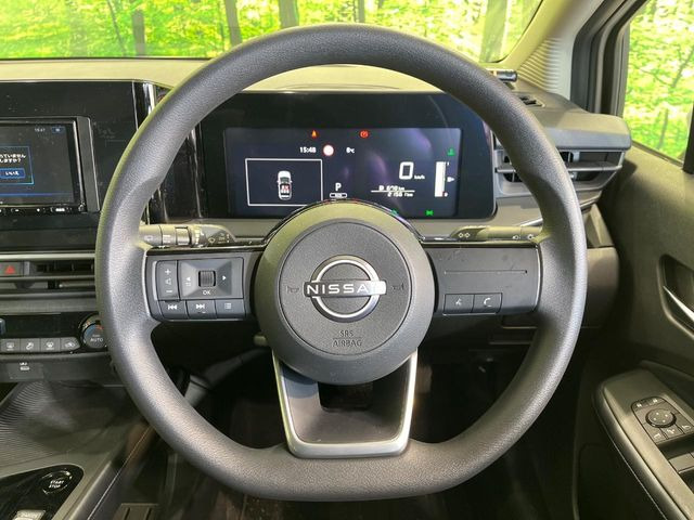 �C���e���A�ɍ��킹���f�U�C���̃X�e�A�����O�́A�^�]�������̂��Ƃ��l���A�^�]���₷���`��A�傫���ł��B�����x�A���ۂɐG���Ă��m���߂��������B