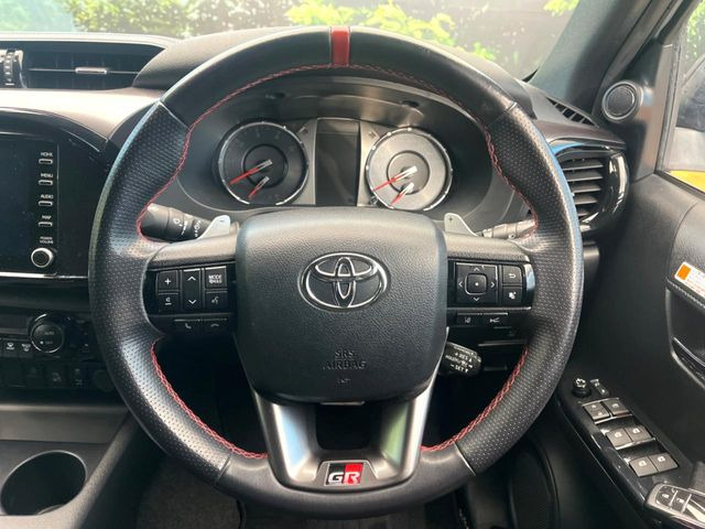 �C���e���A�ɍ��킹���f�U�C���̃X�e�A�����O�́A�^�]�������̂��Ƃ��l���A�^�]���₷���`��A�傫���ł��B�����x�A���ۂɐG���Ă��m���߂��������B