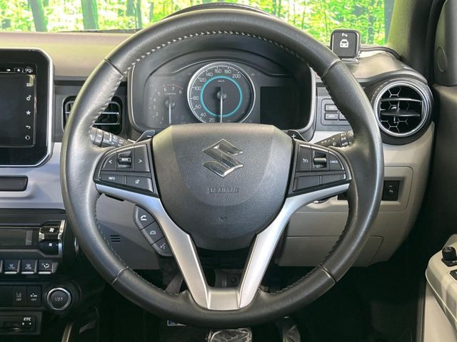 �C���e���A�ɍ��킹���f�U�C���̃X�e�A�����O�́A�^�]�������̂��Ƃ��l���A�^�]���₷���`��A�傫���ł��B�����x�A���ۂɐG���Ă��m���߂��������B