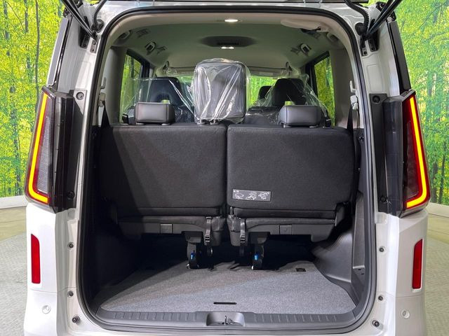 普段のお買い物や通勤、送迎等に十分な荷室スペースを確保しております。セカンドシートを倒すと、大きな荷物の積載も可能です♪