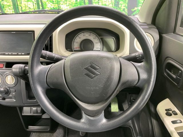 �C���e���A�ɍ��킹���f�U�C���̃X�e�A�����O�́A�^�]�������̂��Ƃ��l���A�^�]���₷���`��A�傫���ł��B�����x�A���ۂɐG���Ă��m���߂��������B