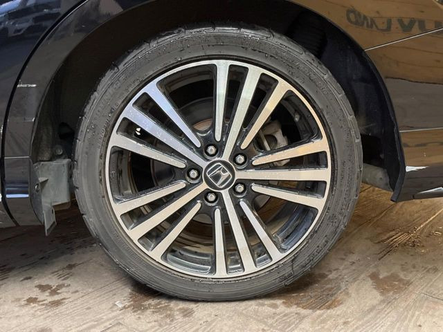 �y����18�C���`�A���~�z�C�[���z�O�ςɃ}�b�`���������A���~�z�C�[���𑕒����Ă���܂��B�e��ЊO�A���~�z�C�[����A�X�^�b�h���X�^�C�����戵�����Ă���܂��B���񂲑��k����������