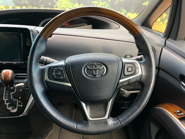 �C���e���A�ɍ��킹���f�U�C���̃X�e�A�����O�́A�^�]�������̂��Ƃ��l���A�^�]���₷���`��A�傫���ł��B�����x�A���ۂɐG���Ă��m���߂��������B