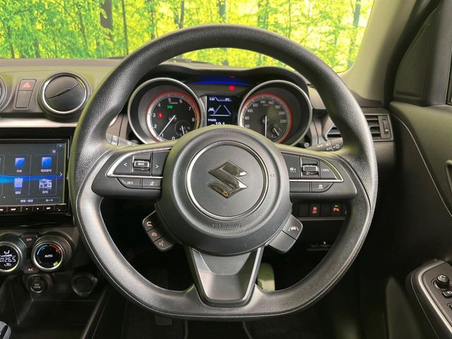 �C���e���A�ɍ��킹���f�U�C���̃X�e�A�����O�́A�^�]�������̂��Ƃ��l���A�^�]���₷���`��A�傫���ł��B�����x�A���ۂɐG���Ă��m���߂��������B