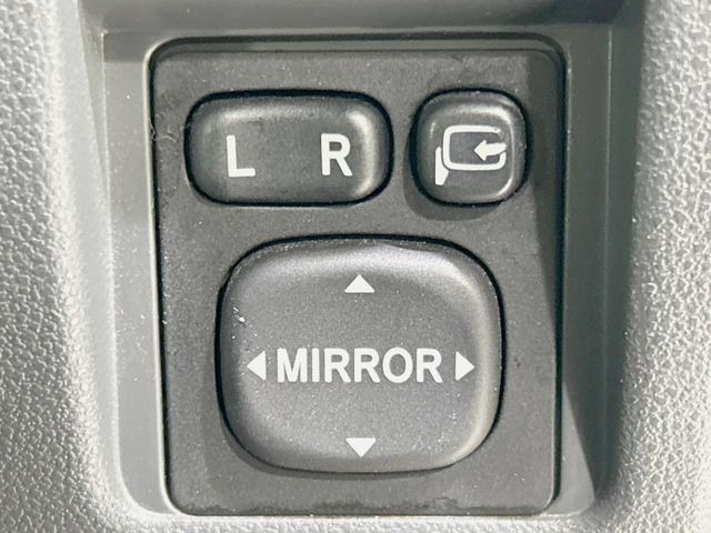 �y�d���i�[�~���[�z�T�C�h�~���[�͓d���i�[���ƂȂ��Ă���A�������ԏ�ł��L�Y�������X�N��}�����܂��B