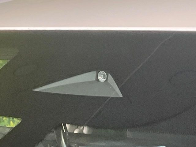 �y�C���e���W�F���g�G�}�[�W�F���V�[�u���[�L�z�t�����g�J�����őO���̎ԗ�����s�҂����m�B�Փ˂������Ȏ��͏Փ˔�Q�y���u���[�L���쓮�A�Փˉ�����T�|�[�g�B�����S�Ƀh���C�u�����y���݂��������܂��B