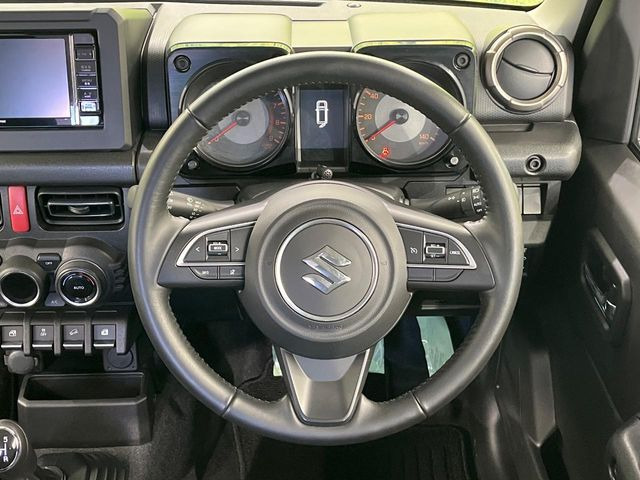 �C���e���A�ɍ��킹���f�U�C���̃X�e�A�����O�́A�^�]�������̂��Ƃ��l���A�^�]���₷���`��A�傫���ł��B�����x�A���ۂɐG���Ă��m���߂��������B