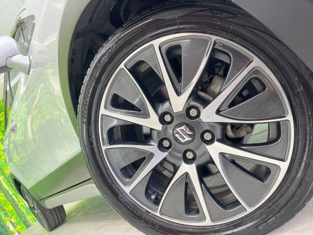 �y����17�C���`�A���~�z�C�[���z�O�ςɃ}�b�`���������A���~�z�C�[���𑕒����Ă���܂��B�e��ЊO�A���~�z�C�[����A�X�^�b�h���X�^�C�����戵�����Ă���܂��B���񂲑��k����������