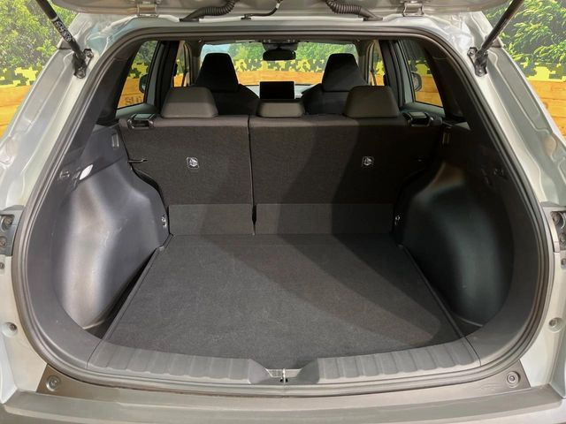 ���i�̂���������ʋ΁A���}���ɏ\���ȉ׎��X�y�[�X���m�ۂ��Ă���܂��B�Z�J���h�V�[�g��|���ƁA�傫�ȉו��̐ύڂ��\�ł���