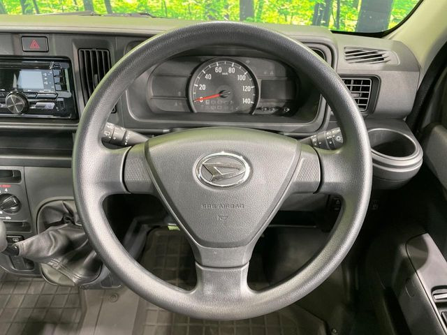 �C���e���A�ɍ��킹���f�U�C���̃X�e�A�����O�́A�^�]�������̂��Ƃ��l���A�^�]���₷���`��A�傫���ł��B�����x�A���ۂɐG���Ă��m���߂��������B