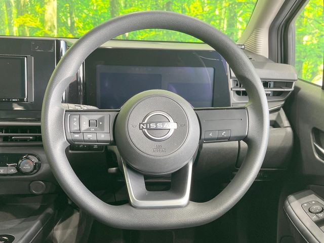 �C���e���A�ɍ��킹���f�U�C���̃X�e�A�����O�́A�^�]�������̂��Ƃ��l���A�^�]���₷���`��A�傫���ł��B�����x�A���ۂɐG���Ă��m���߂��������B