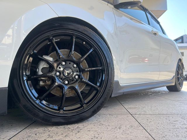 �y17�C���`�A���~�z�C�[���z�O�ςɃ}�b�`�����A���~�z�C�[���𑕒����Ă���܂��B�e��A���~�z�C�[����A�X�^�b�h���X�^�C�����戵�����Ă���܂��B���񂲑��k����������