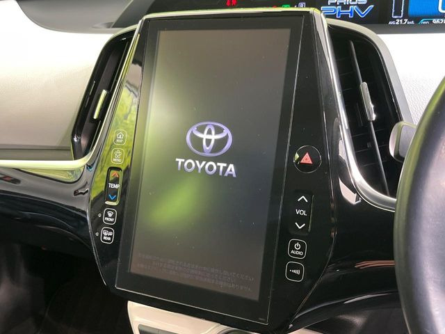 【メーカー純正ナビ】インテリアに溶け込むスタイリッシュな「専用設計」メーカーナビを装備♪視認性や操作性など基本性能にも優れ、より上質なカーライフをお楽しみいただけます。