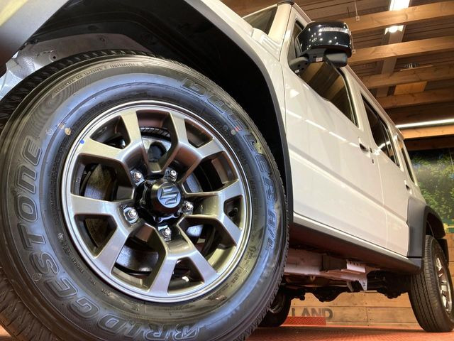 �y����15�C���`�A���~�z�C�[���z�O�ςɃ}�b�`���������A���~�z�C�[���𑕒����Ă���܂��B�e��ЊO�A���~�z�C�[����A�X�^�b�h���X�^�C�����戵�����Ă���܂��B���񂲑��k����������