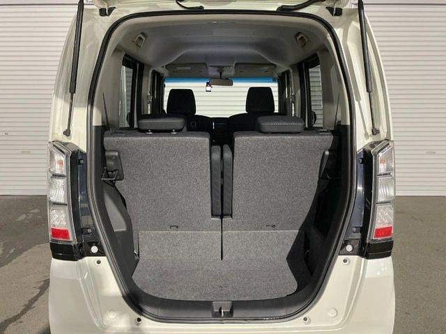 ���i�̂���������ʋ΁A���}���ɏ\���ȉ׎��X�y�[�X���m�ۂ��Ă���܂��B�Z�J���h�V�[�g��|���ƁA�傫�ȉו��̐ύڂ��\�ł���