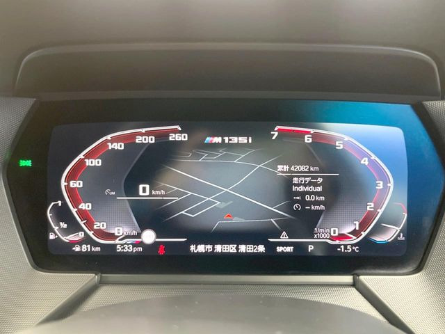 ���S�̂��t���p�l���ƂȂ��Ă����i�I�ȃ��[�^�[�p�l���B�ʏ�̃X�s�[�h���[�^�[�Ƃ��Ă̋@�\�͂������A�i�r�E�I�[�f�B�I�@�\�̊m�F�E������ł��A�^�]�ɏW�����₷���Ȃ��Ă���܂��B