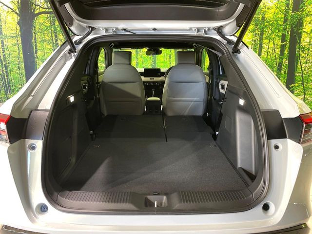 ���i�̂���������ʋ΁A���}���ɏ\���ȉ׎��X�y�[�X���m�ۂ��Ă���܂��B�Z�J���h�V�[�g��|���ƁA�傫�ȉו��̐ύڂ��\�ł���