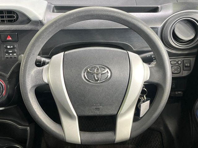 �C���e���A�ɍ��킹���f�U�C���̃X�e�A�����O�́A�^�]�������̂��Ƃ��l���A�^�]���₷���`��A�傫���ł��B�����x�A���ۂɐG���Ă��m���߂��������B