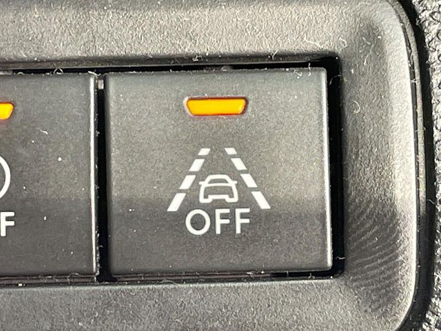 �����[���L�[�s���O�A�V�X�g:���s�Ԑ��̈�E�������Ă����@�\�B���s���ɁA�N���}���Ԑ�����O��Ă��邱�Ƃ��J���������m����ƁA�X�e�A�����O����U�������ăh���C�o�[�Ɍx�����܂��B