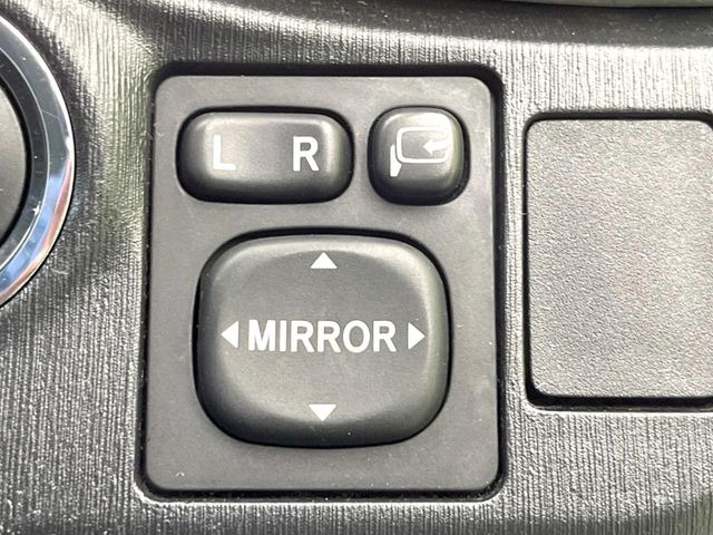 �y�d���i�[�~���[�z�T�C�h�~���[�͓d���i�[���ƂȂ��Ă���A�������ԏ�ł��L�Y�������X�N��}�����܂��B