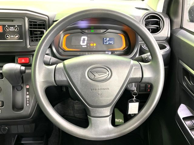 �C���e���A�ɍ��킹���f�U�C���̃X�e�A�����O�́A�^�]�������̂��Ƃ��l���A�^�]���₷���`��A�傫���ł��B�����x�A���ۂɐG���Ă��m���߂��������B