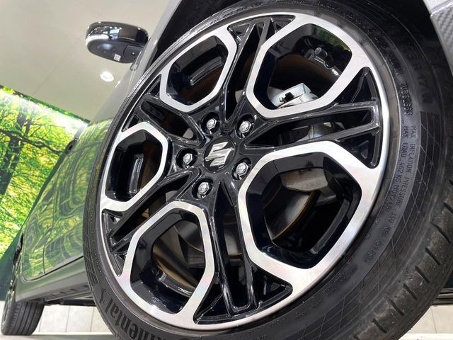 �y����17�C���`�A���~�z�C�[���z�O�ςɃ}�b�`���������A���~�z�C�[���𑕒����Ă���܂��B�e��ЊO�A���~�z�C�[����A�X�^�b�h���X�^�C�����戵�����Ă���܂��B���񂲑��k����������