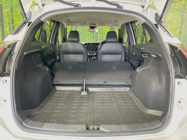 ���i�̂���������ʋ΁A���}���ɏ\���ȉ׎��X�y�[�X���m�ۂ��Ă���܂��B�Z�J���h�V�[�g��|���ƁA�傫�ȉו��̐ύڂ��\�ł���