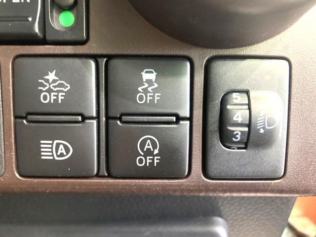 【スマートアシスト】走行中に前方の車両等を認識し、衝突しそうな時は警報とブレーキで衝突回避と被害軽減をアシスト。より安全にドライブをお楽しみいただけます。