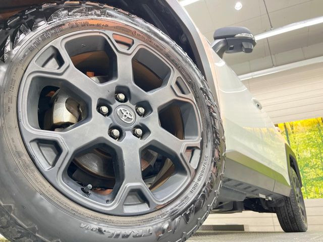 【純正アルミホイール】外観にマッチした純正アルミホイールを装着しております。各種社外アルミホイールや、スタッドレスタイヤも取扱いしております。是非ご相談ください♪
