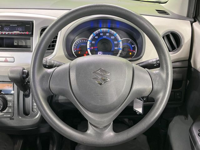 �C���e���A�ɍ��킹���f�U�C���̃X�e�A�����O�́A�^�]�������̂��Ƃ��l���A�^�]���₷���`��A�傫���ł��B�����x�A���ۂɐG���Ă��m���߂��������B