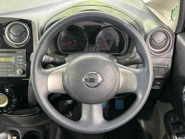 �C���e���A�ɍ��킹���f�U�C���̃X�e�A�����O�́A�^�]�������̂��Ƃ��l���A�^�]���₷���`��A�傫���ł��B�����x�A���ۂɐG���Ă��m���߂��������B