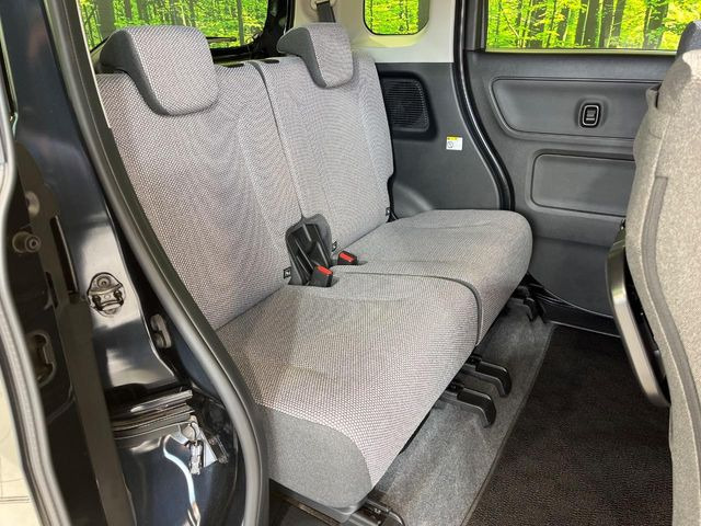 広々とした2列目シートは居住性が高く、居心地も快適!友達や家族とのお出かけにぴったりです。ベビーシートやチャイルドシート使用時も快適にお過ごしいただける十分な空間を確保しています。