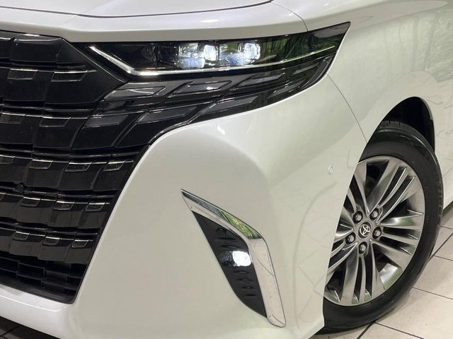 【三眼LEDヘッドライト】スタイリッシュな見た目の三眼LEDヘッドライトを装備♪スタイルだけでなく、夜間の走行も視界良好で安心してお乗りいただけます。