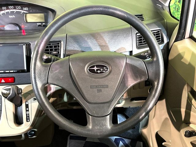 �C���e���A�ɍ��킹���f�U�C���̃X�e�A�����O�́A�^�]�������̂��Ƃ��l���A�^�]���₷���`��A�傫���ł��B�����x�A���ۂɐG���Ă��m���߂��������B