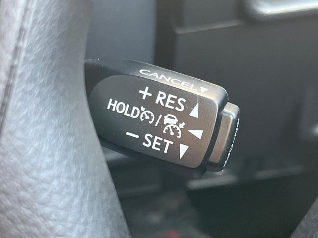 【レーダークルーズコントロール】高速道路での長距離走行が楽に!!自動で速度を保つクルーズコントロールが、衝突軽減システムと連携し、前方の車両を感知して車間を保つように速度調節してくれます!!