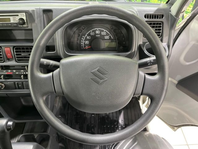 �C���e���A�ɍ��킹���f�U�C���̃X�e�A�����O�́A�^�]�������̂��Ƃ��l���A�^�]���₷���`��A�傫���ł��B�����x�A���ۂɐG���Ă��m���߂��������B