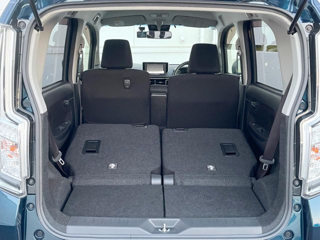 ���i�̂���������ʋ΁A���}���ɏ\���ȉ׎��X�y�[�X���m�ۂ��Ă���܂��B�Z�J���h�V�[�g��|���ƁA�傫�ȉו��̐ύڂ��\�ł���