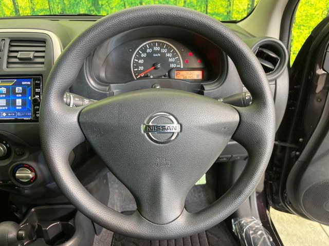 �C���e���A�ɍ��킹���f�U�C���̃X�e�A�����O�́A�^�]�������̂��Ƃ��l���A�^�]���₷���`��A�傫���ł��B�����x�A���ۂɐG���Ă��m���߂��������B