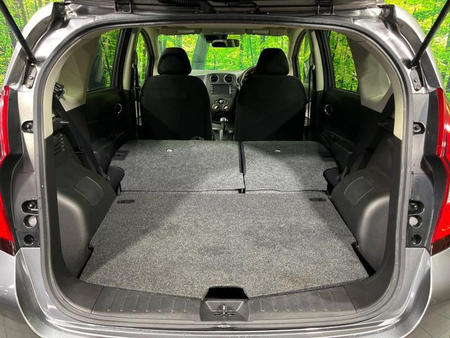 ���i�̂���������ʋ΁A���}���ɏ\���ȉ׎��X�y�[�X���m�ۂ��Ă���܂��B�Z�J���h�V�[�g��|���ƁA�傫�ȉו��̐ύڂ��\�ł���