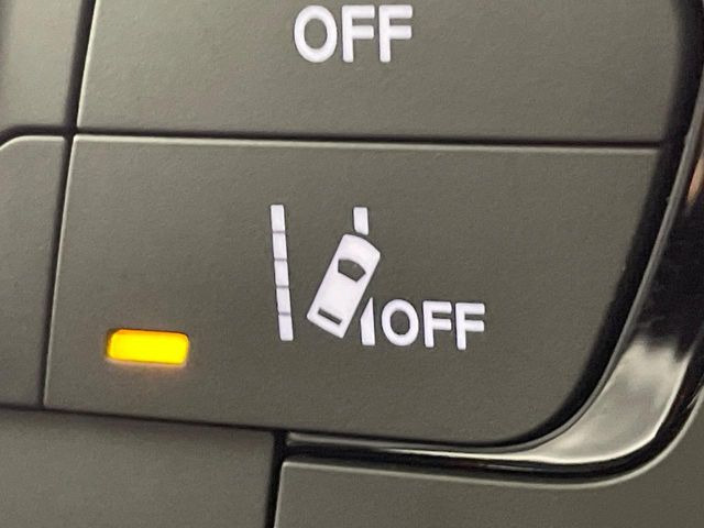 �����[���A�V�X�g:���s�Ԑ��̈�E�������Ă����@�\�B���s���ɁA�N���}���Ԑ�����O��Ă��邱�Ƃ��J���������m����ƁA�X�e�A�����O����U�������ăh���C�o�[�Ɍx�����܂��B