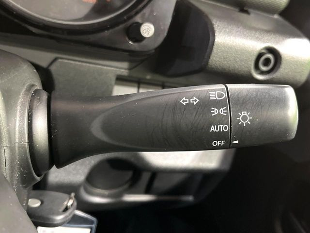 【オートライト】周りの明るさに応じて自動でヘッドライトの点灯・消灯ができる機能です!ライトの付け忘れ・消し忘れなどが無くなり、雨の日や夕方の走行も安心!トンネル通過時も便利ですね♪