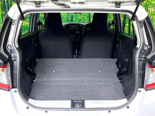 ���i�̂���������ʋ΁A���}���ɏ\���ȉ׎��X�y�[�X���m�ۂ��Ă���܂��B�Z�J���h�V�[�g��|���ƁA�傫�ȉו��̐ύڂ��\�ł���