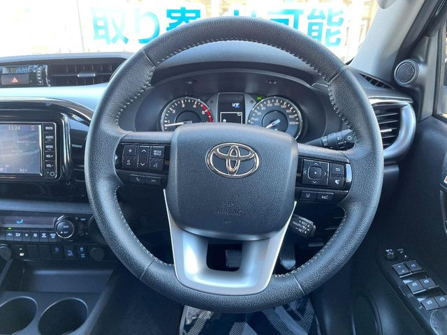 �C���e���A�ɍ��킹���f�U�C���̃X�e�A�����O�́A�^�]�������̂��Ƃ��l���A�^�]���₷���`��A�傫���ł��B�����x�A���ۂɐG���Ă��m���߂��������B