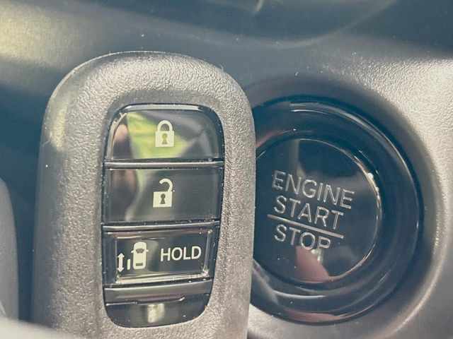 �yHonda�X�}�[�g�L�[�z�J�o����|�P�b�g�ɓ��ꂽ�܂܂ł��h�A�̎{���E�������\�ȃX�}�[�g�L�[�𑕔��B�G���W���̃I���E�I�t�����J�M�����o���K�v����������Ƃ��Ă��֗��ł���