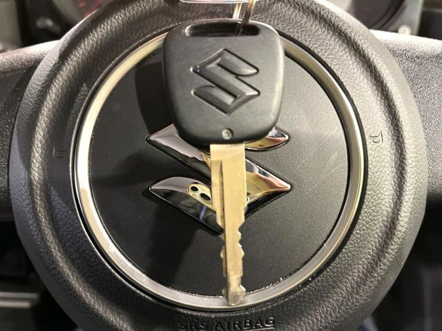 【キーレス】少し離れた場所からでもボタン一つでドアの開錠・施錠ができるのでとっても便利!ドアの鍵穴周りに傷をつけることもありません♪