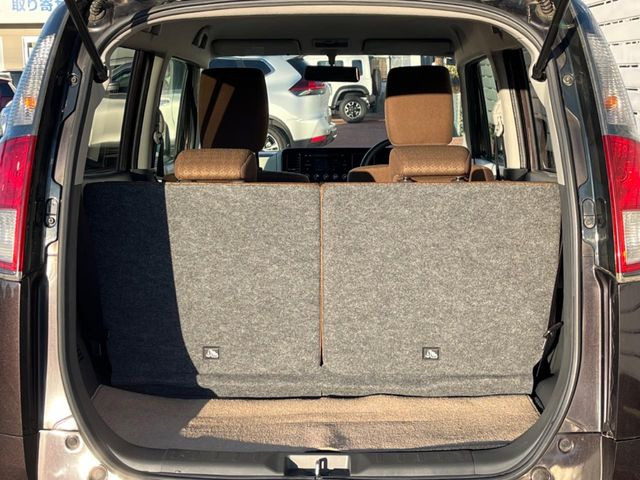 ���i�̂���������ʋ΁A���}���ɏ\���ȉ׎��X�y�[�X���m�ۂ��Ă���܂��B�Z�J���h�V�[�g��|���ƁA�傫�ȉו��̐ύڂ��\�ł���