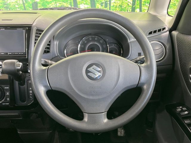 �C���e���A�ɍ��킹���f�U�C���̃X�e�A�����O�́A�^�]�������̂��Ƃ��l���A�^�]���₷���`��A�傫���ł��B�����x�A���ۂɐG���Ă��m���߂��������B