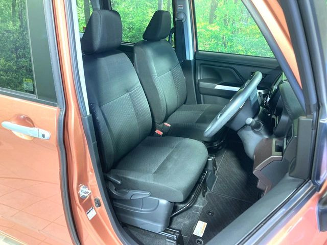 運転席まわりには十分なスペースがあり、大柄な方でもゆったり運転していただける環境です。