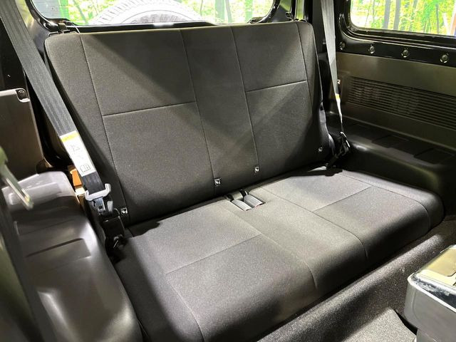 後部座席も気になるようなキズ・汚れやへたり等、大きなダメージはなく、良好な状態です。