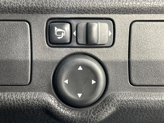 �y�d���i�[�~���[�z�T�C�h�~���[�͓d���i�[���ƂȂ��Ă���A�������ԏ�ł��L�Y�������X�N��}�����܂��B